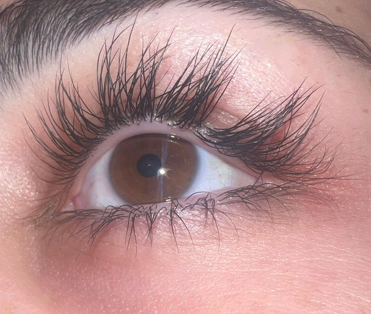 Wimpernserum ohne Hormone: Zwei Wege zu vollen Wimpern