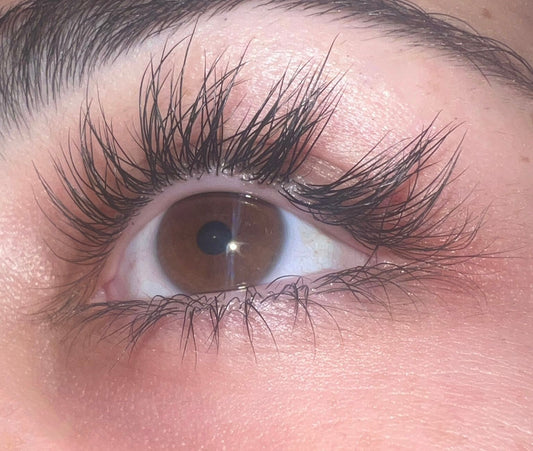 Wimpernserum ohne Hormone: Zwei Wege zu vollen Wimpern